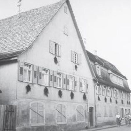 Hinter den geschlossenen Fensterläden befindet sich das erste Lager.