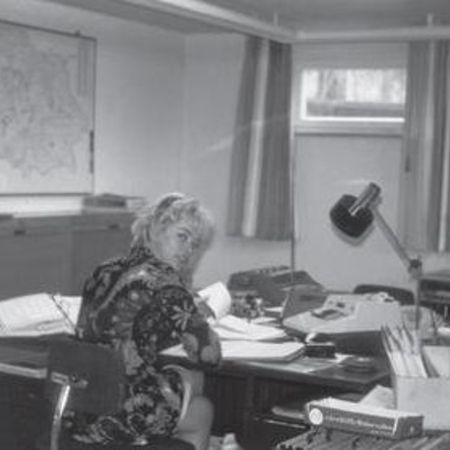 Friedl Hein im "Kellerbüro"